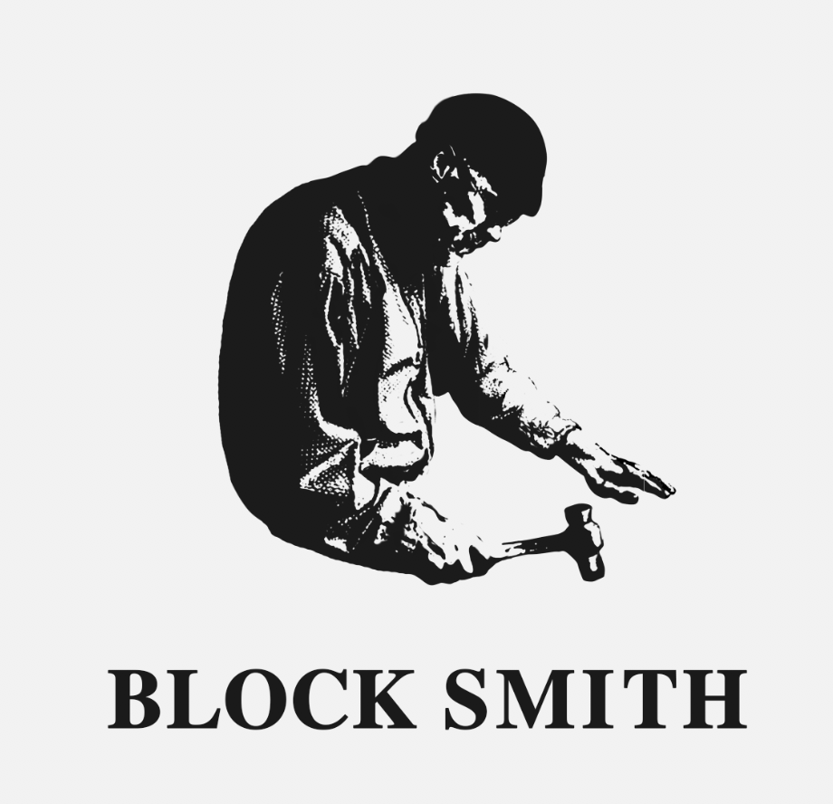 공동 창업했던 회사 BLOCK SMITH의 로고. 망치를 든 대장장이가 흑백 실루엣으로 그려져 있고 그 아래 'BLOCK SMITH'라고 적혀 있다. 아쉽지만 나를 한층 성장시켜준 이름이다.
